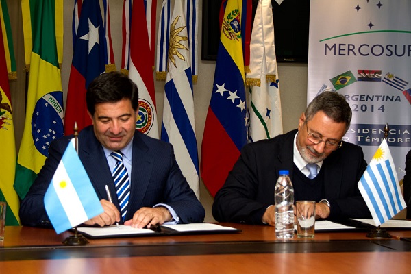 Foto 2 Echegaray y Canon al momento de firmar el acuerdo 2