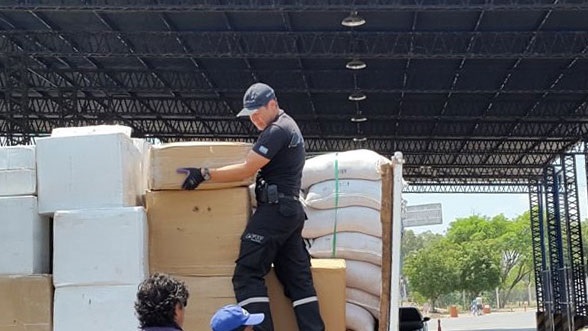 Los funcionarios aduaneros descubrieron cajas camufladas en la carga 2