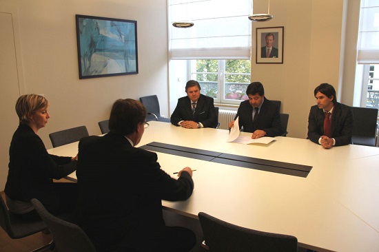 Ricardo Echegaray y Guy Heintz durante la firma del acuerdo 2